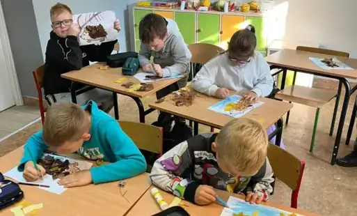 Zdjęcie do Tupie w trawie jakiś zwierz...