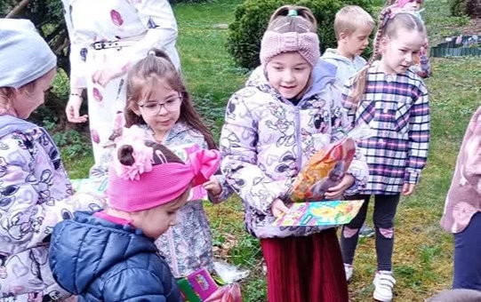 Zdjęcie do Przedszkolaki w poszukiwaniu prezentu od zajączka 
