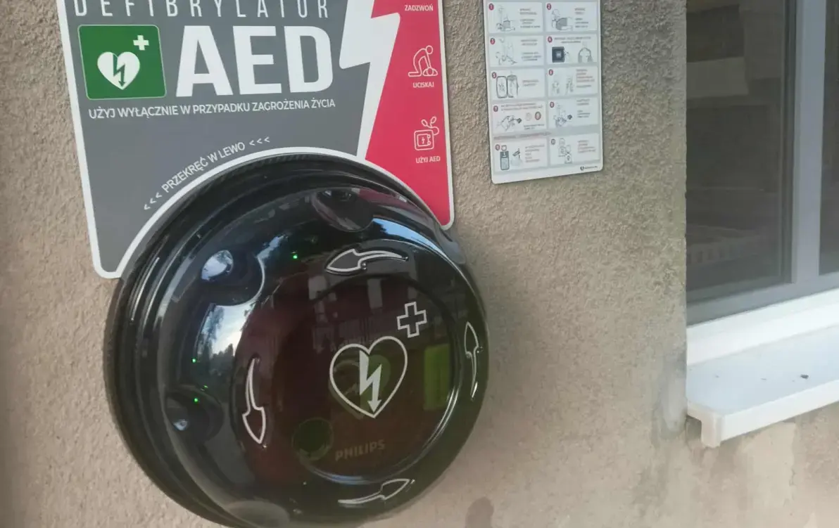 Zdjęcie do Nowy defibrylator AED w naszej szkole!