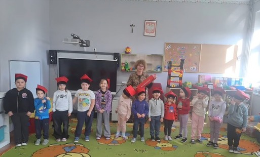 Zdjęcie do Pasowanie na czytelnika dzieci oddziału przedszkolnego 